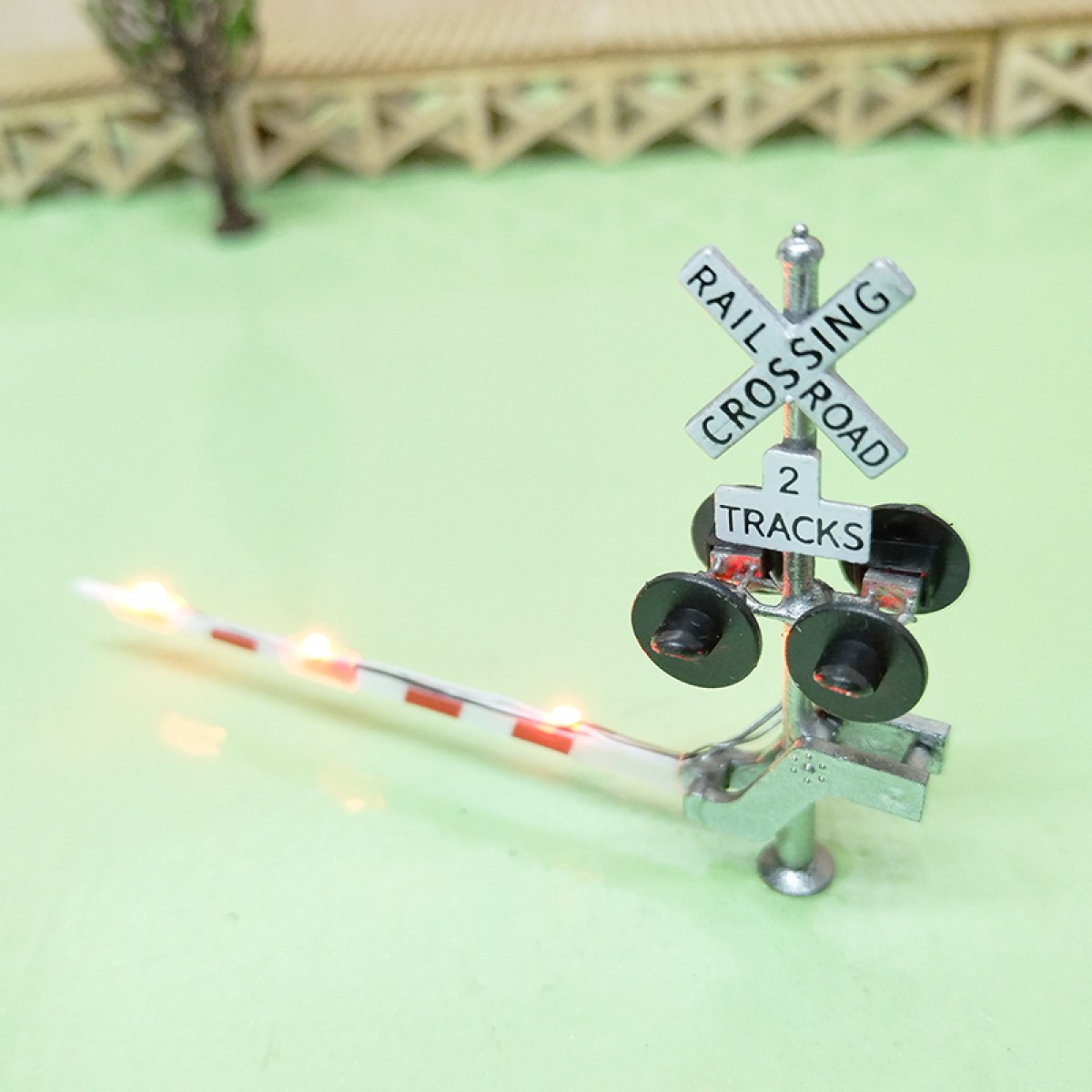 1 x HO scale railroad grade crossing signal gate light on barrier 2 tracks #S42G